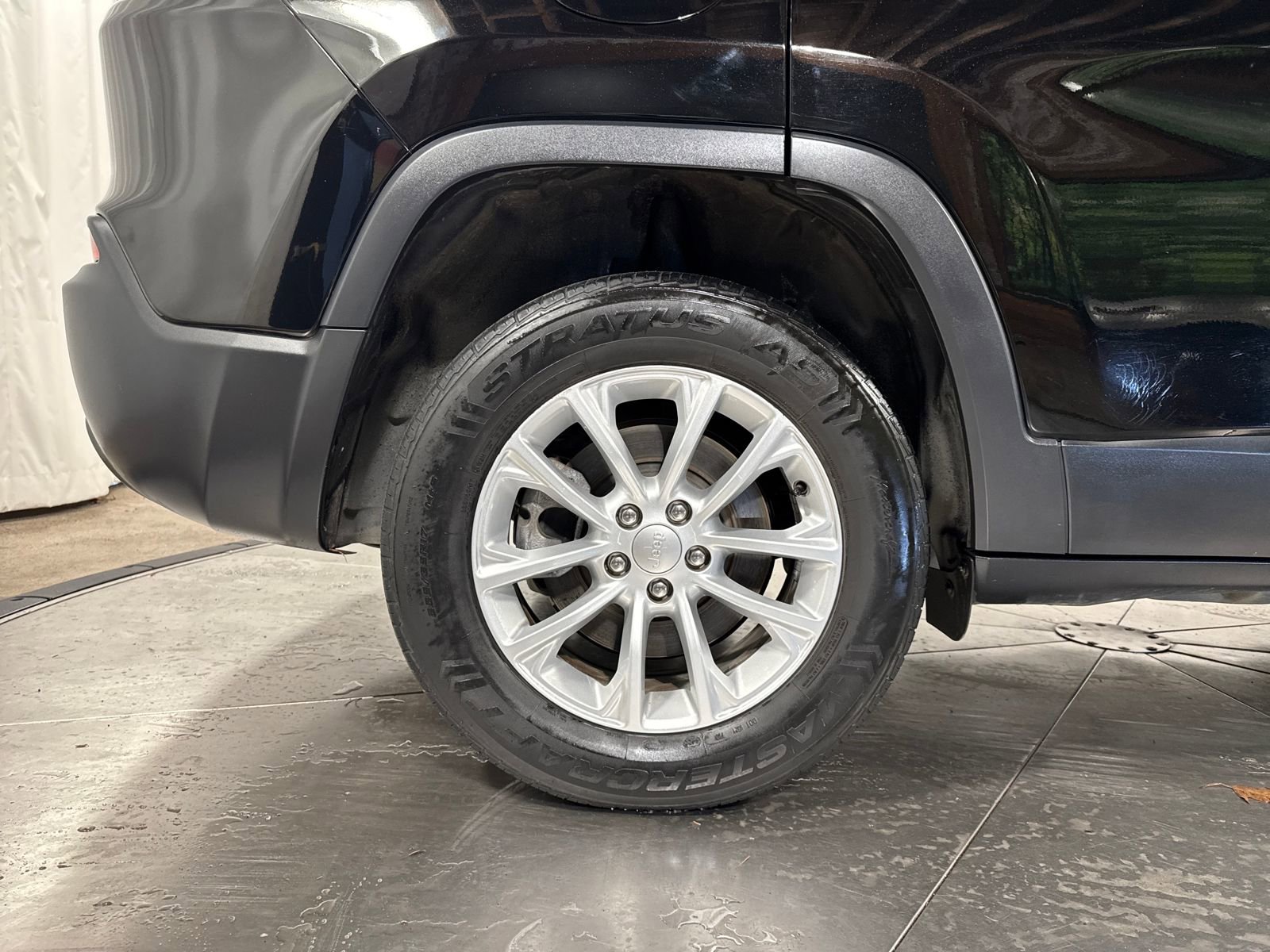 Used 2020 Jeep Cherokee Latitude w/ Cold Weather Group image 13