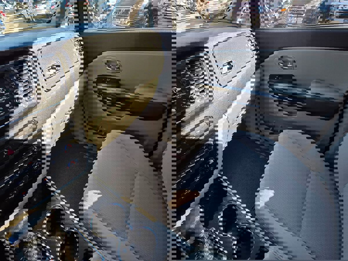 Used 2019 Kia Sedona LX image 43