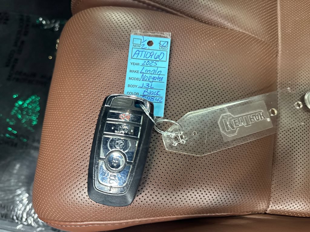 Used 2025 Lincoln Navigator L Reserve AWD/4WD image 31