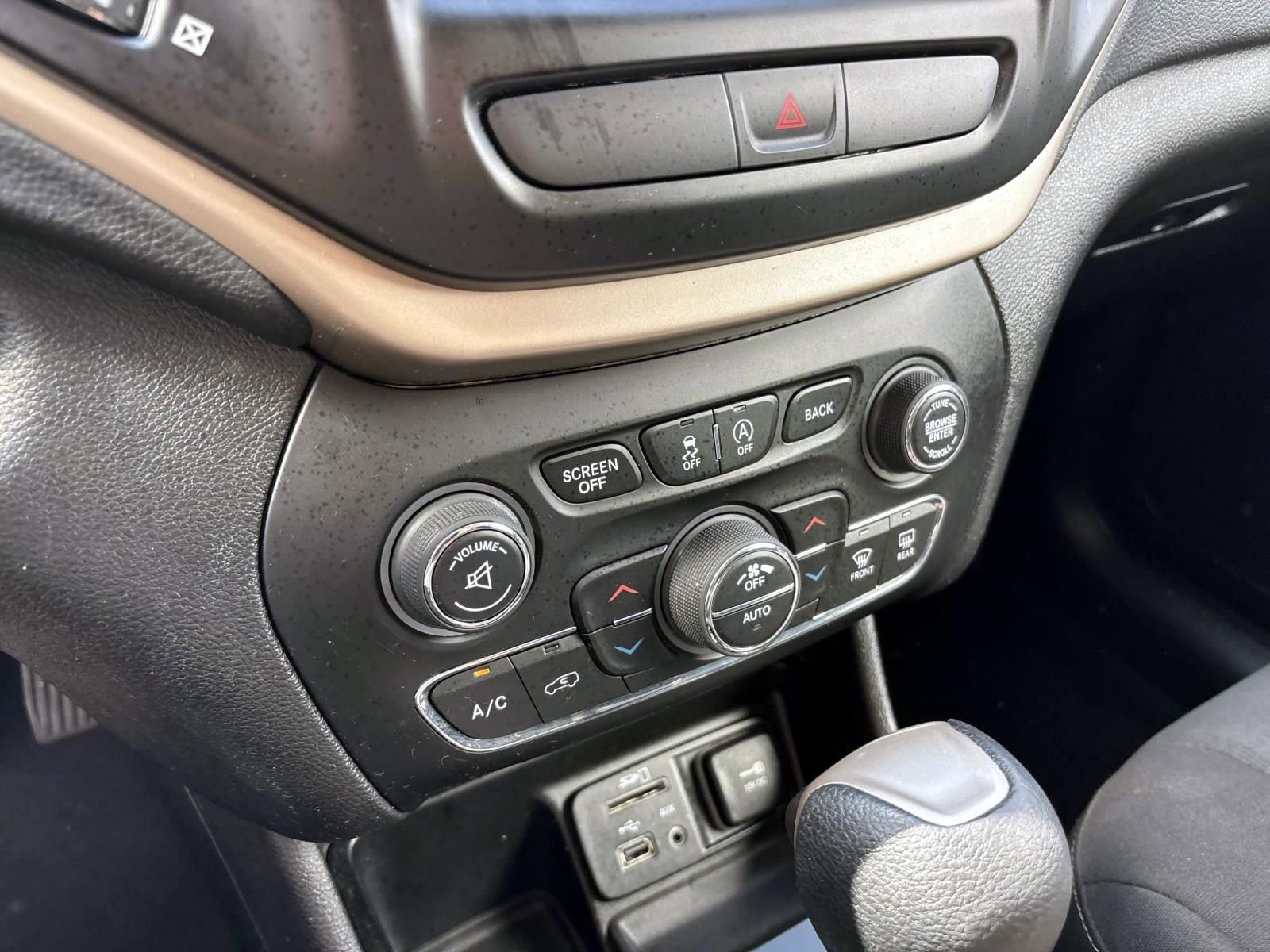 Used 2017 Jeep Cherokee Latitude w/ Comfort/Convenience Group FWD image 21