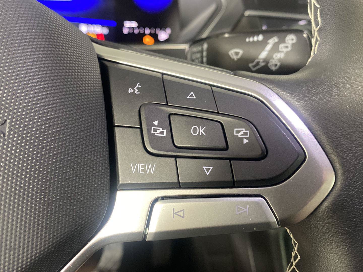 Used 2023 Volkswagen Tiguan SE AWD/4WD image 11