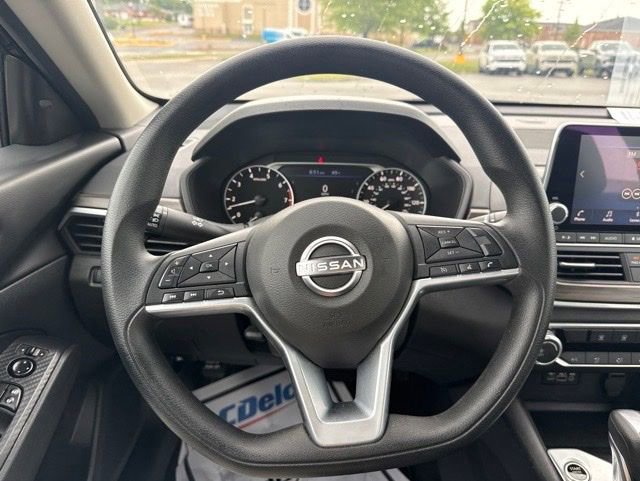 Used 2025 Nissan Altima 2.5 SV FWD image 17