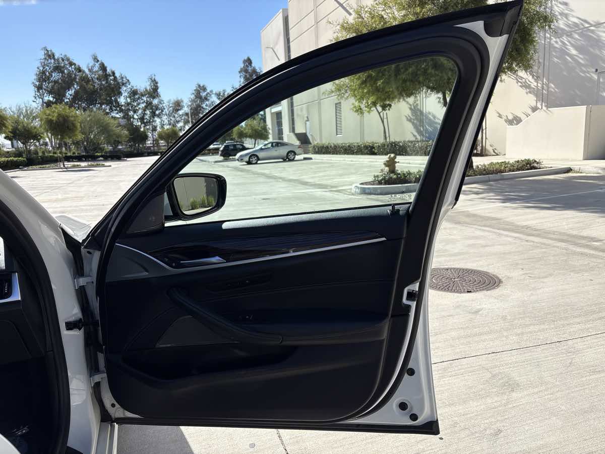 Used 2019 BMW 540i w/ M Sport Package image 17