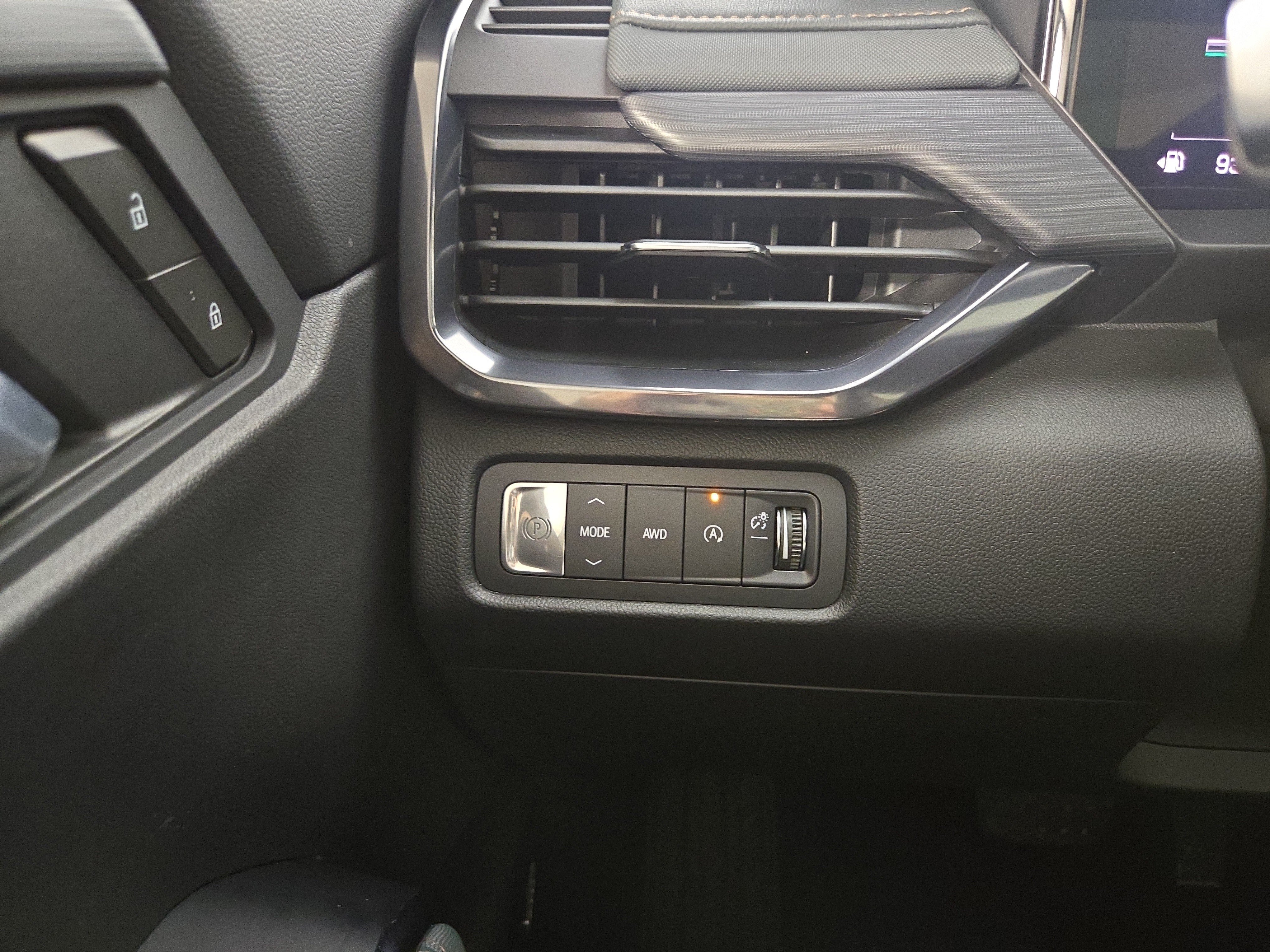 Used 2025 GMC Acadia AT4 w/ Luxury Package AWD/4WD image 32