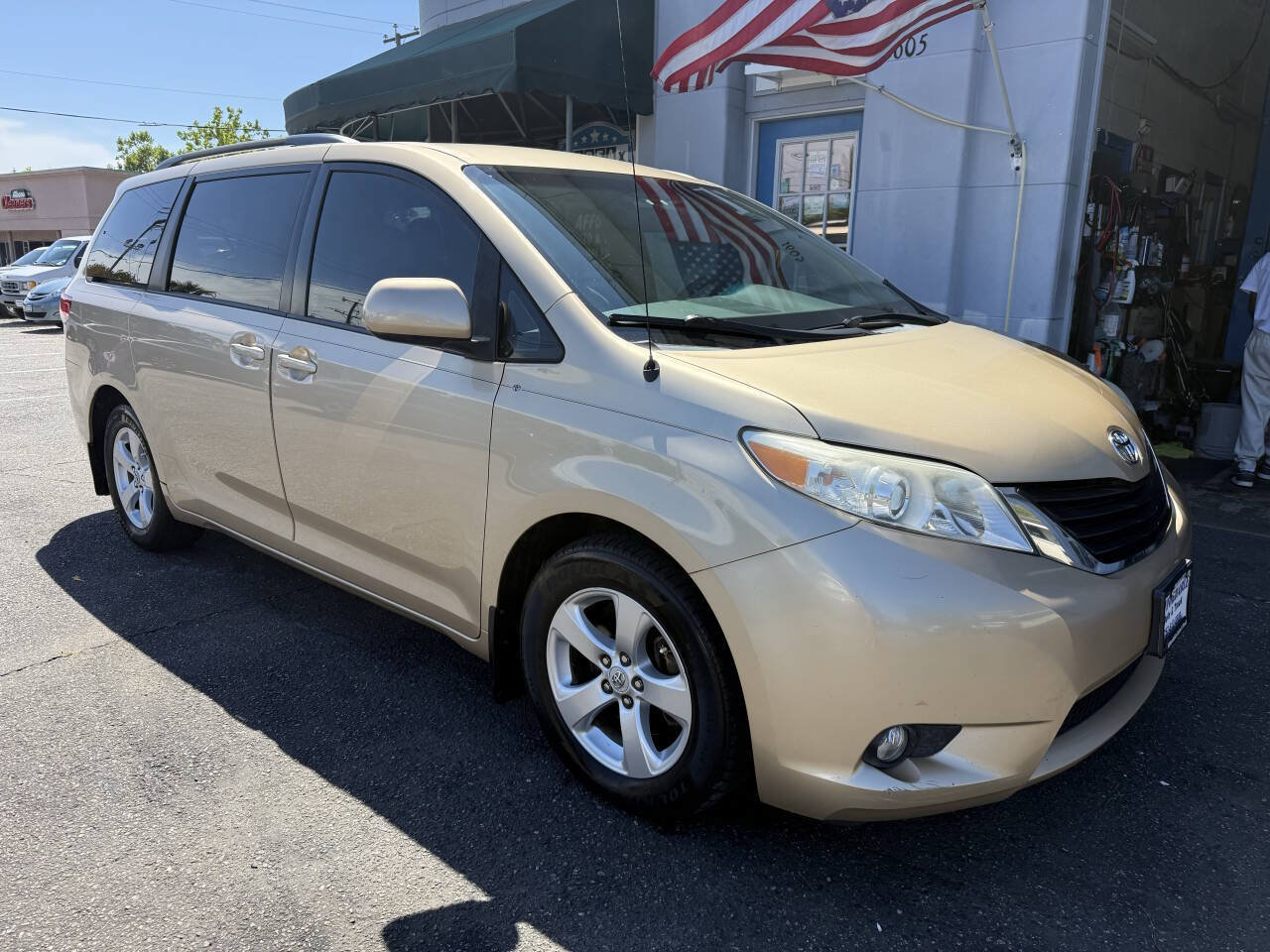 Used 2012 Toyota Sienna LE FWD image 3