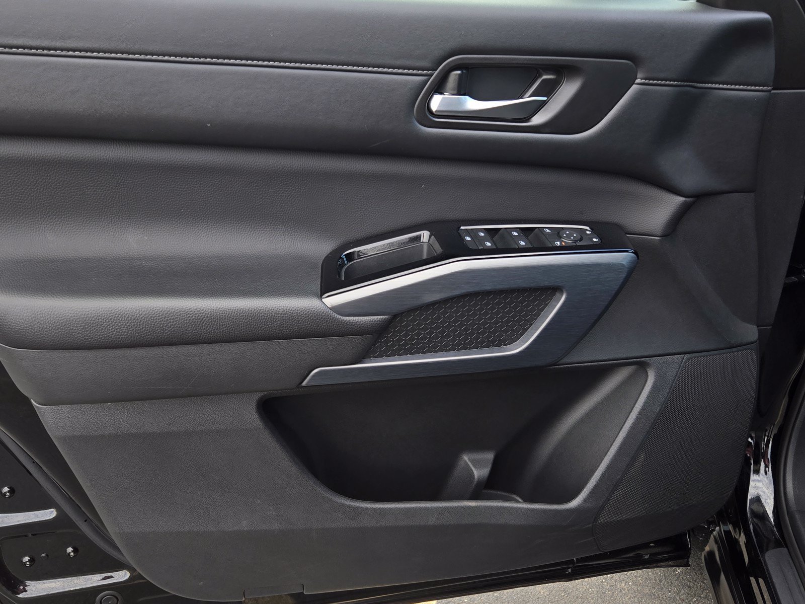 Used 2025 Nissan Pathfinder SL FWD image 9