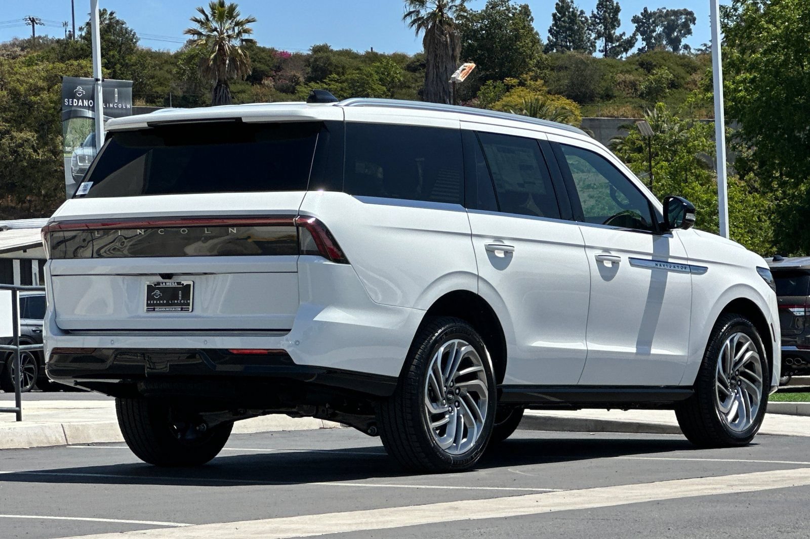 New 2026 Lincoln Navigator Reserve AWD/4WD image 3