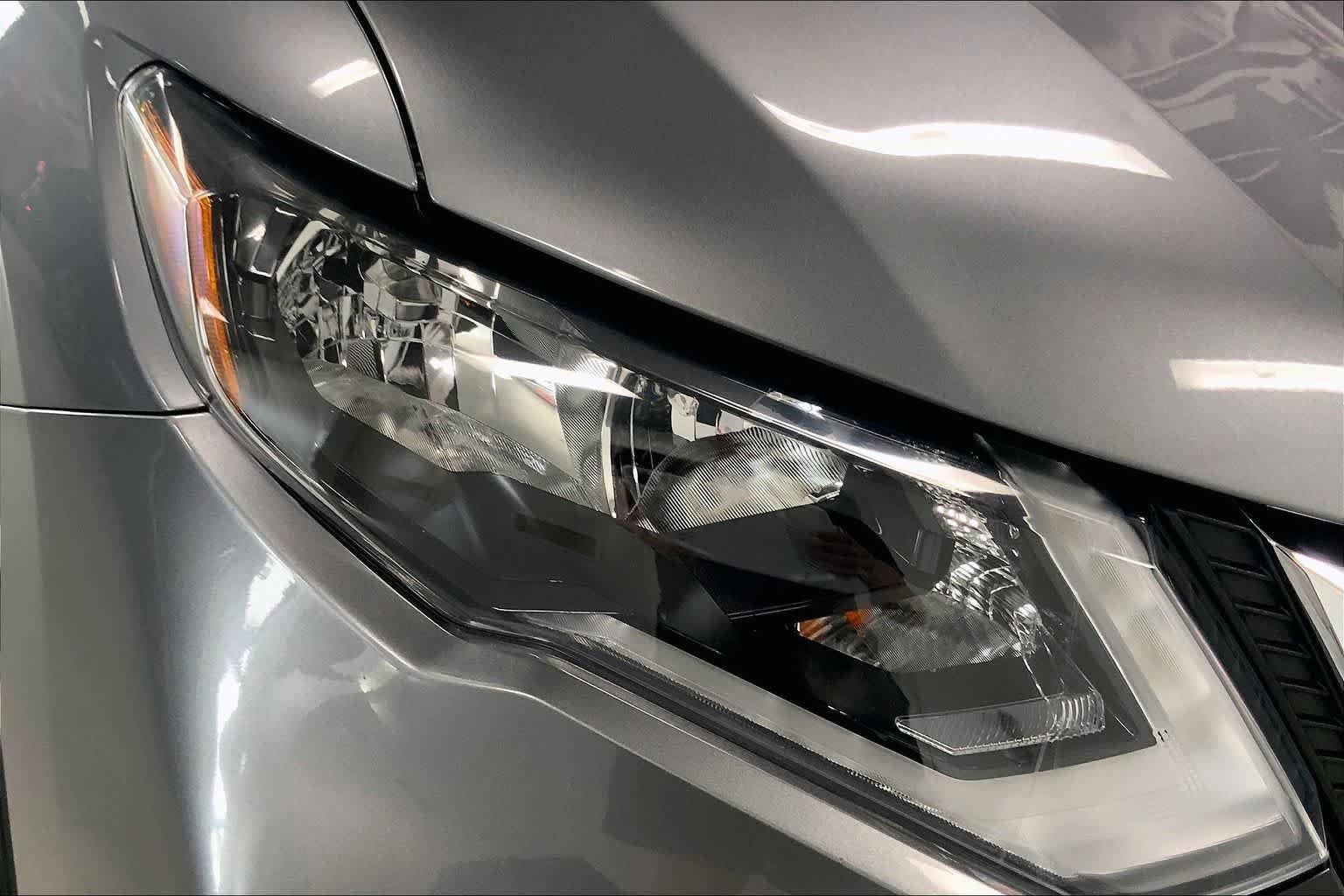 Used 2018 Nissan Rogue SV w/ Premium Package image 29