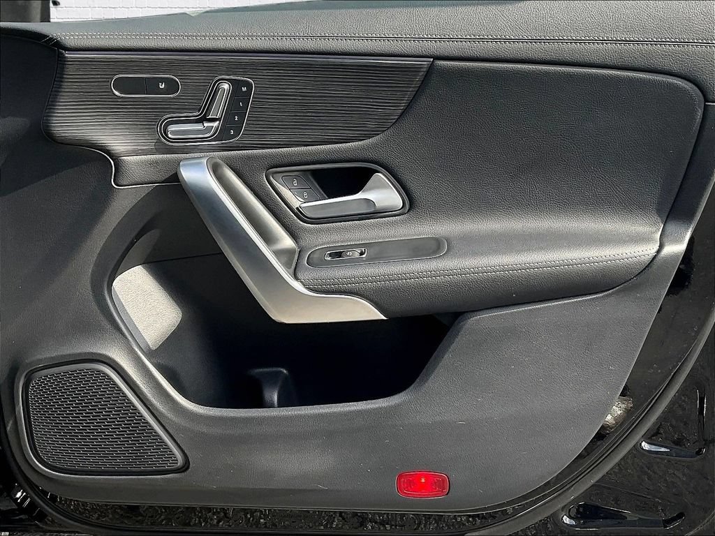 Used 2023 Mercedes-Benz CLA 250 4MATIC w/ Premium Package image 23