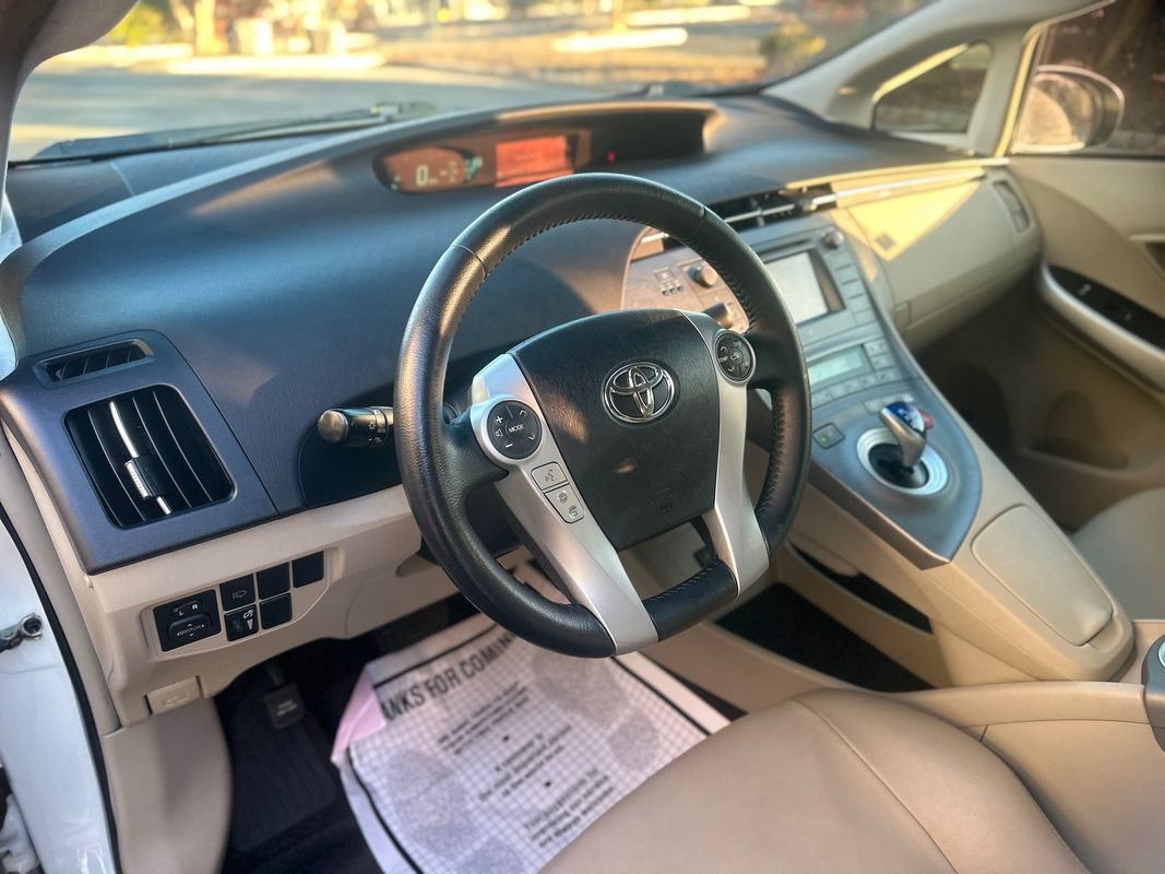 Used 2014 Toyota Prius Five FWD image 19