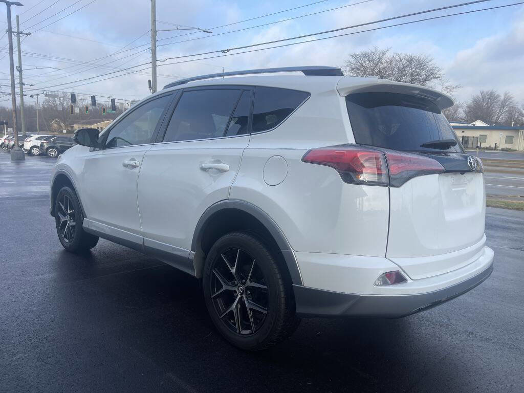 Used 2018 Toyota RAV4 SE image 3