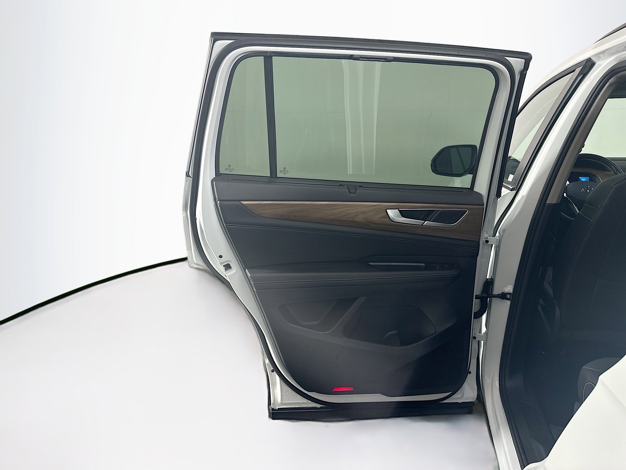 Used 2025 Volkswagen Atlas SE image 26