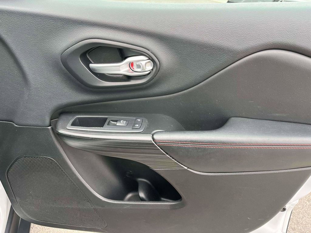 Used 2015 Jeep Cherokee Trailhawk w/ Comfort/Convenience Group image 13