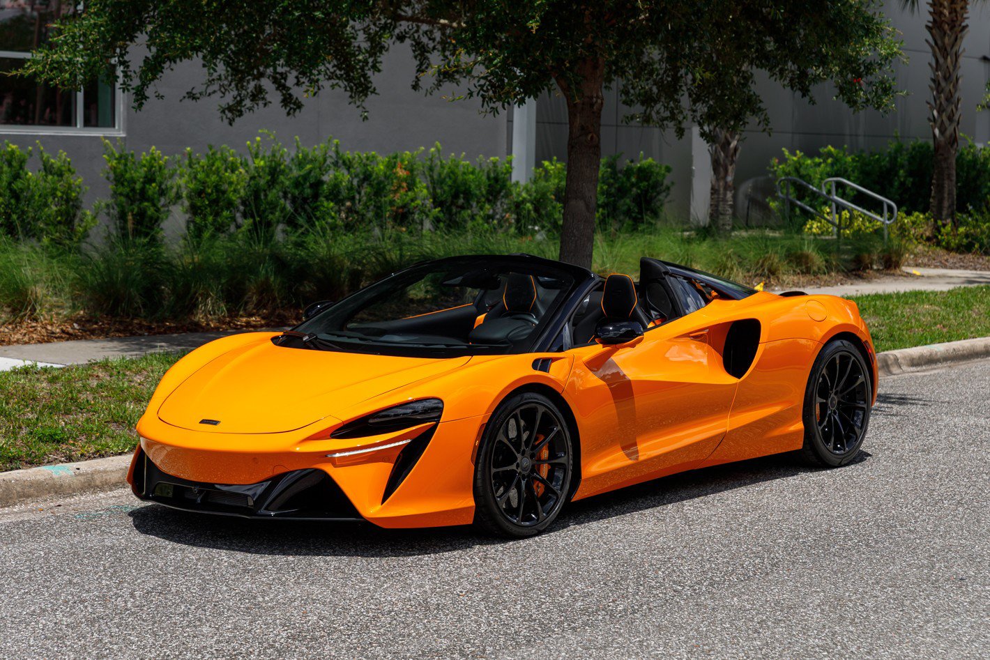 Used 2025 McLaren Artura Spider RWD image 20