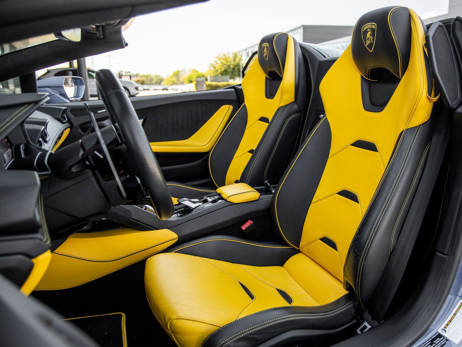 Used 2020 Lamborghini Huracan EVO image 25