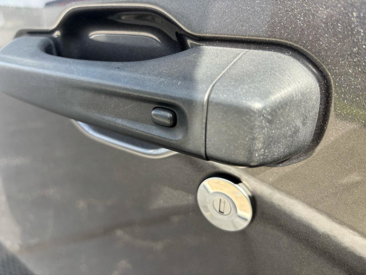 Used 2018 Jeep Wrangler Unlimited Sahara AWD/4WD image 31