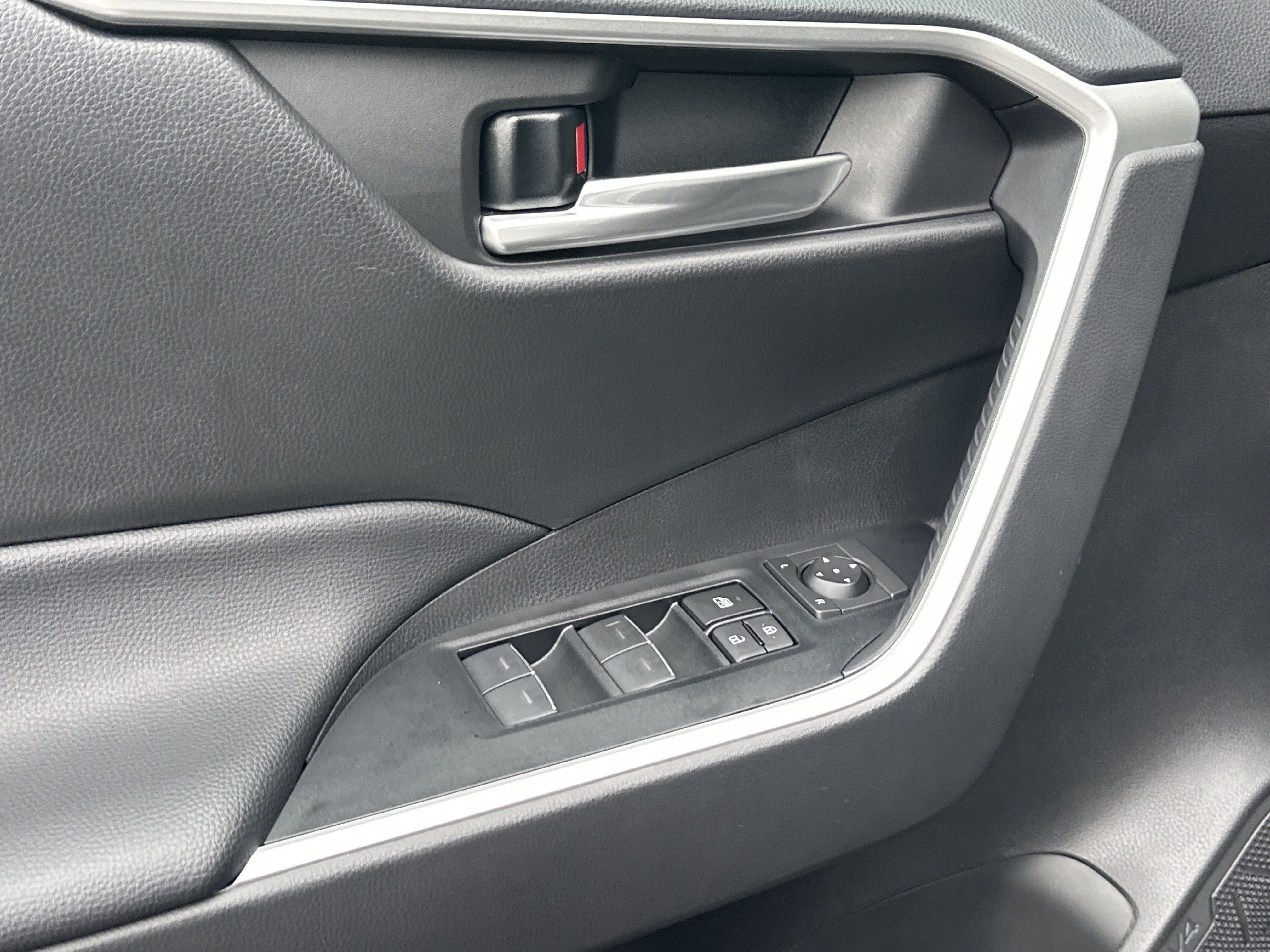 Used 2025 Toyota RAV4 XLE w/ Convenience Package FWD image 12