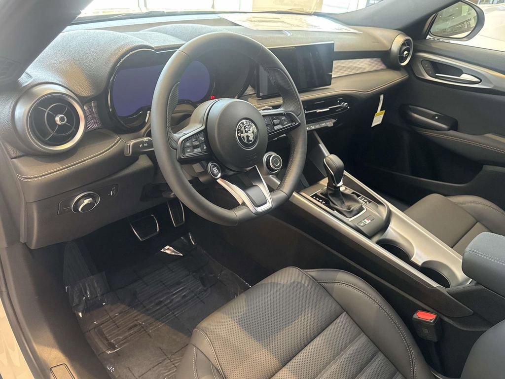 New 2026 Alfa Romeo Tonale w/ Black Premium Package image 6