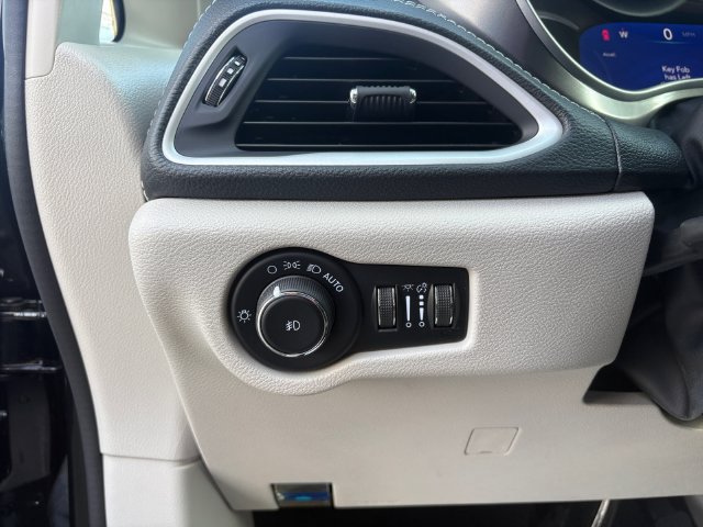 Used 2023 Chrysler Pacifica Touring-L FWD image 5