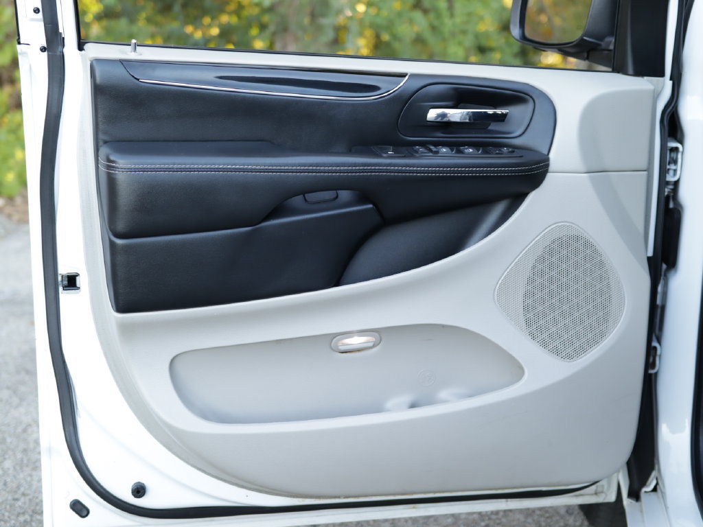 Used 2016 Dodge Grand Caravan SE FWD image 20