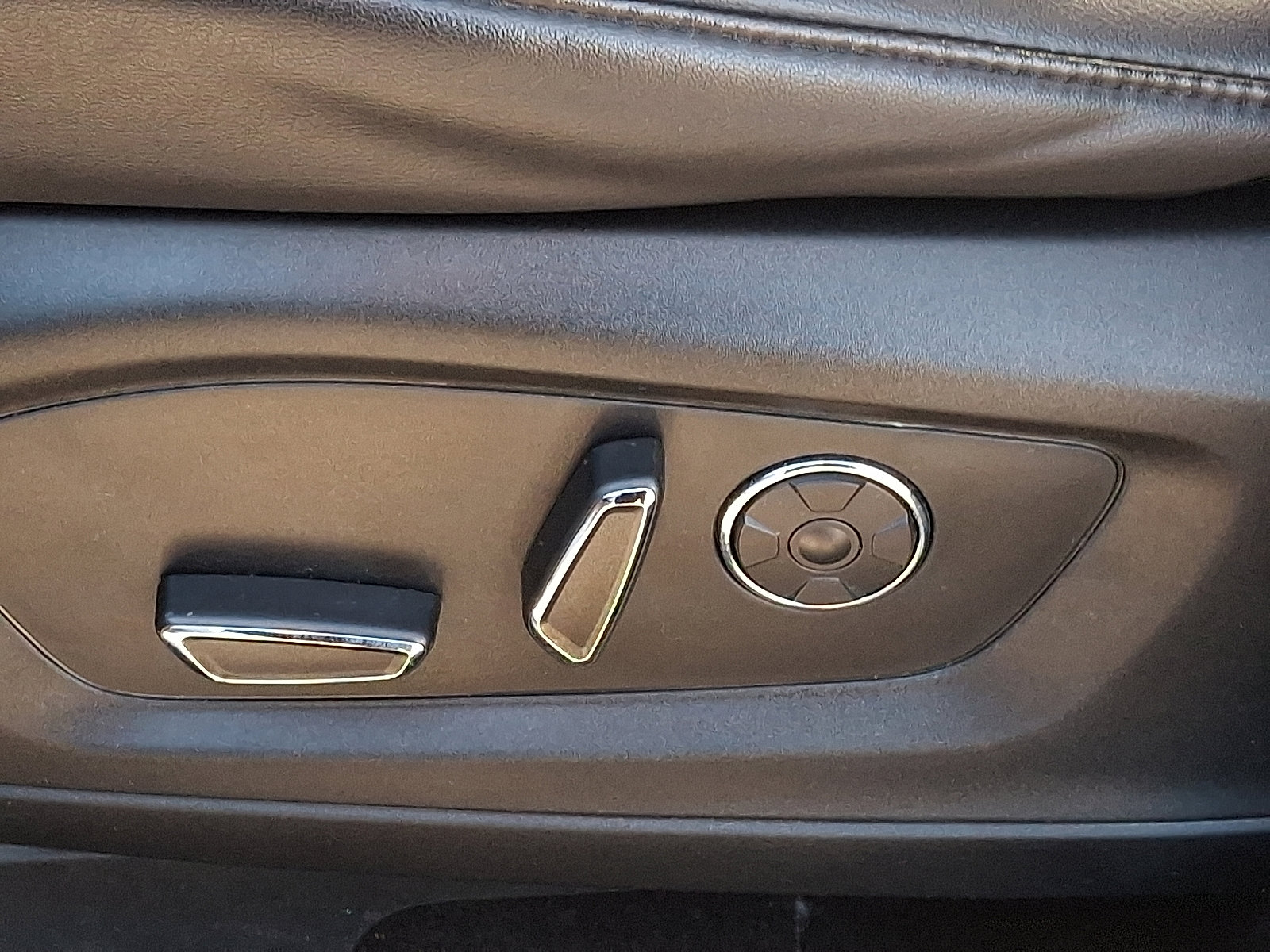 Used 2020 Ford Explorer Platinum w/ Premium Technology Package image 26