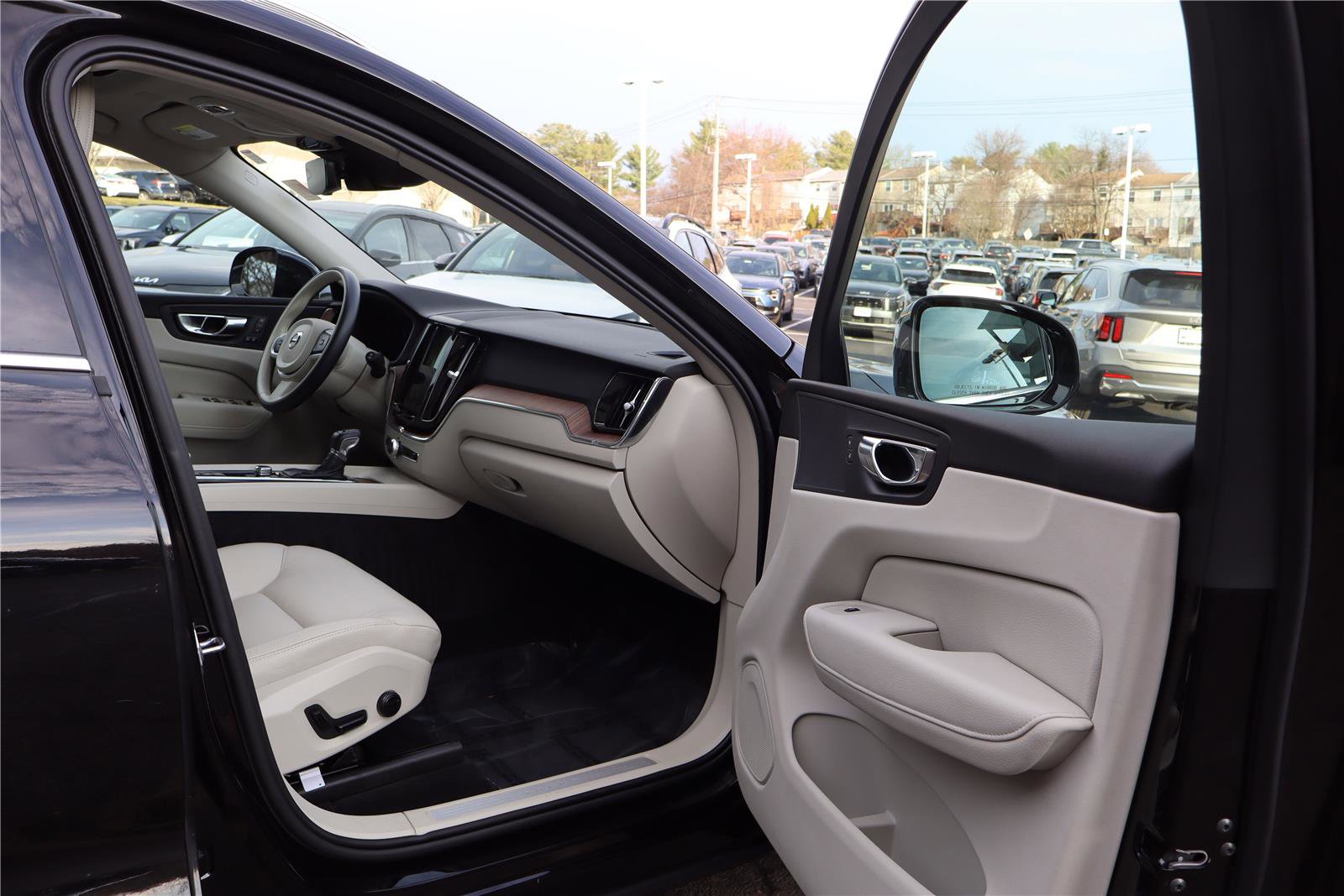 Used 2021 Volvo XC60 T5 Momentum w/ Premium Package image 27