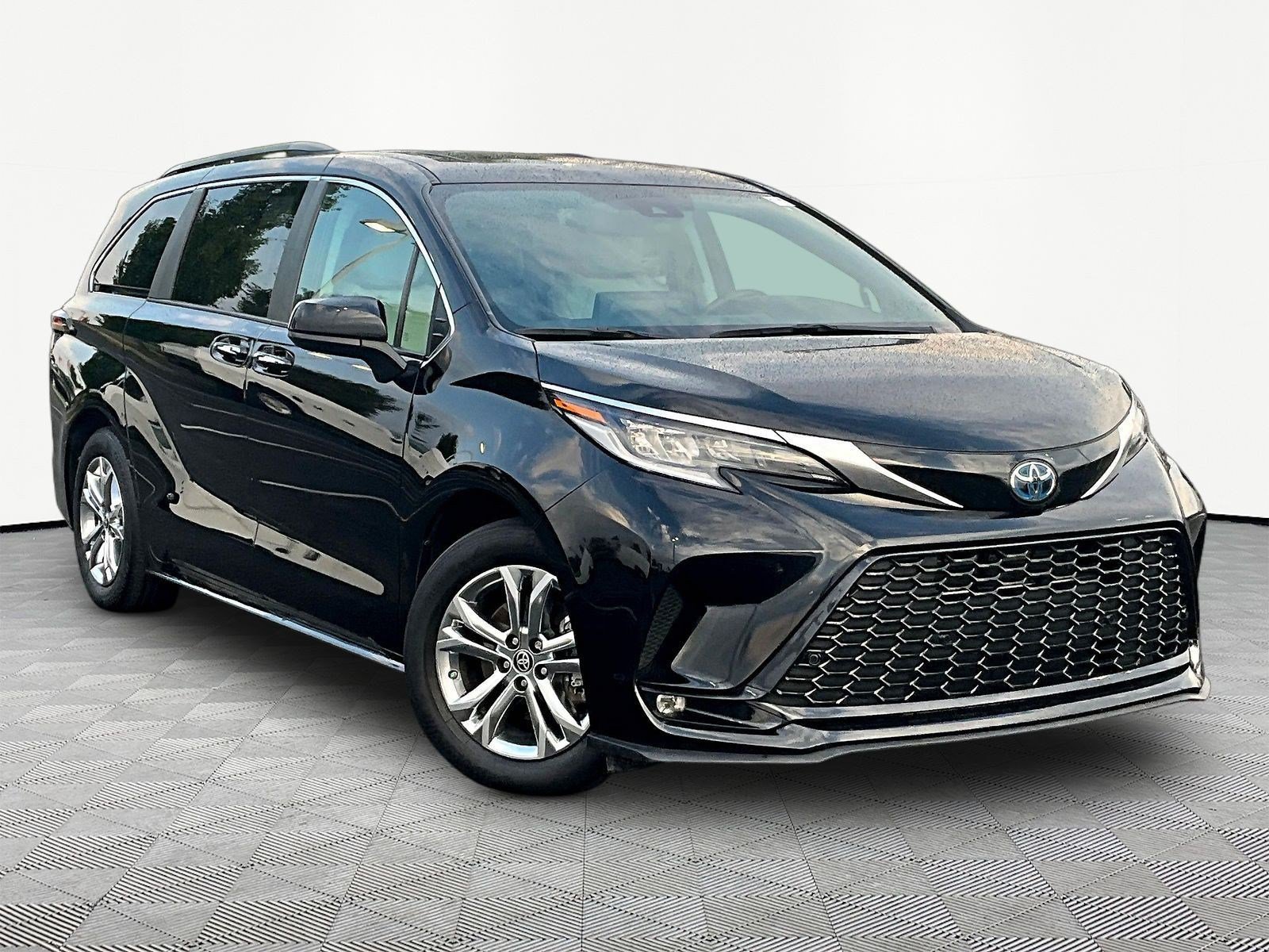 Used 2023 Toyota Sienna XSE w/ XSE Plus Package AWD/4WD image 3