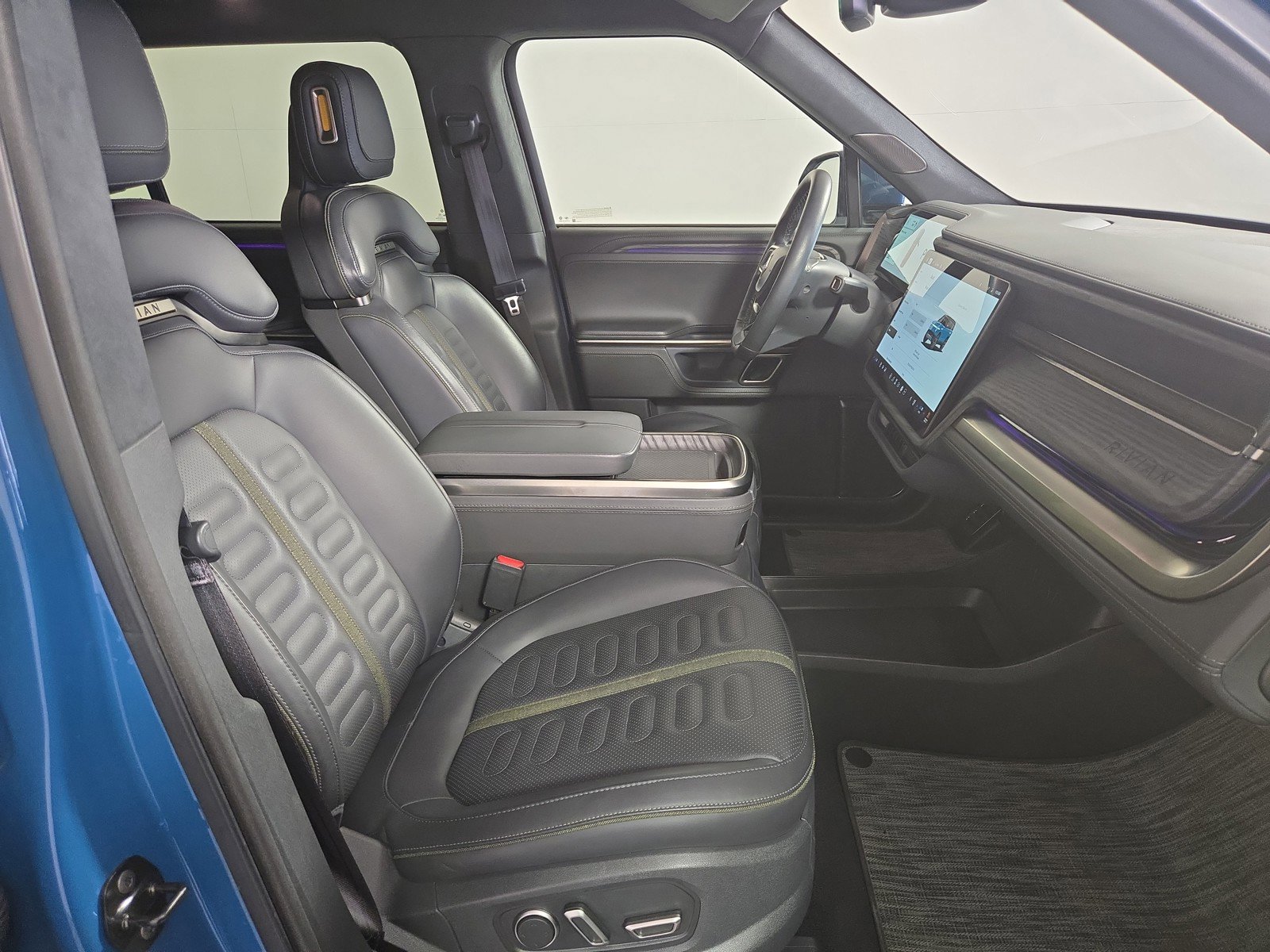 Used 2024 Rivian R1S Adventure AWD/4WD image 24