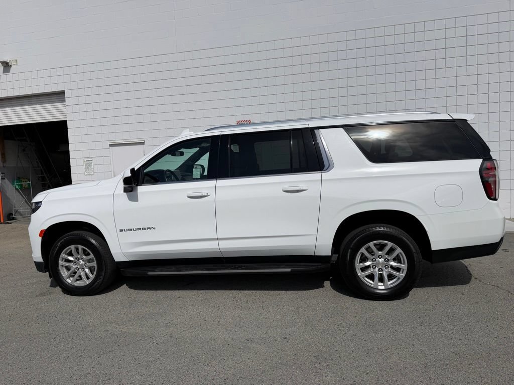 Used 2024 Chevrolet Suburban LT RWD image 3