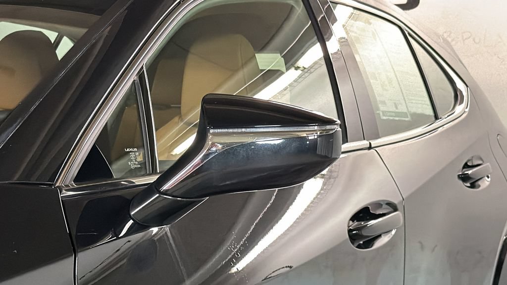 Certified 2025 Lexus UX 300h AWD w/ Accessory Package (Z2) image 4