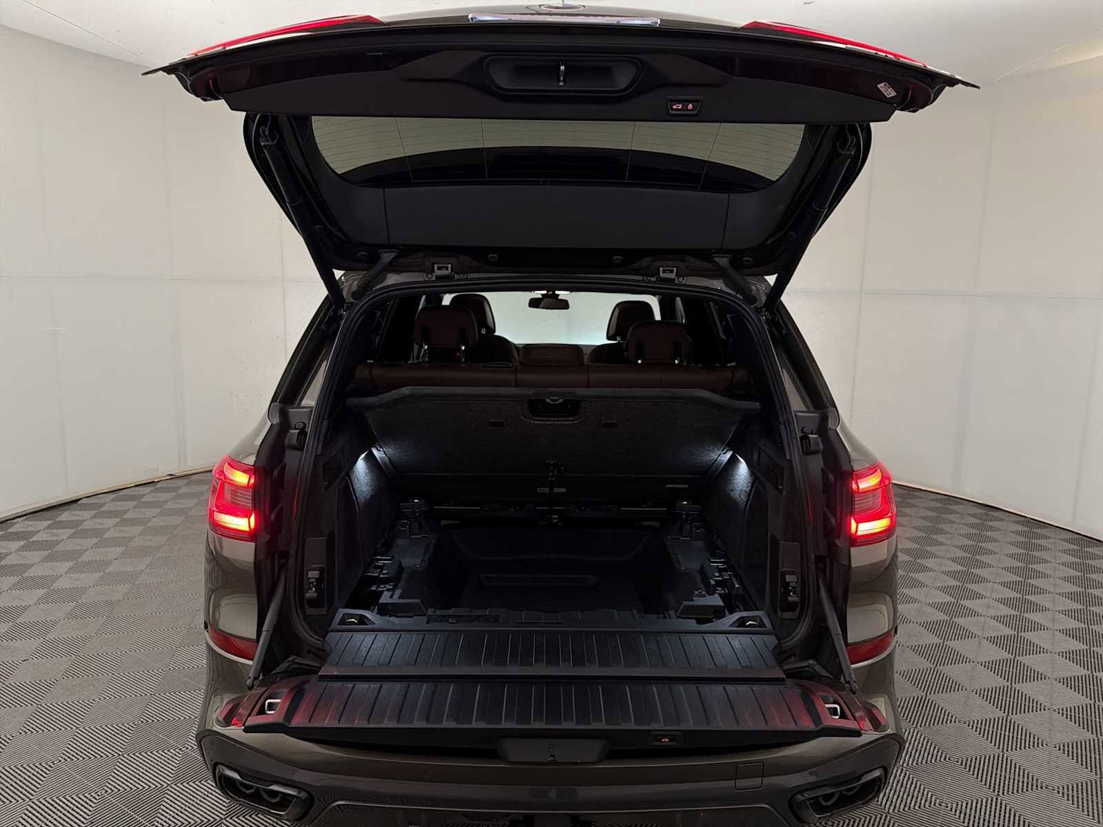 Used 2023 BMW X5 M50i w/ Parking Assistance Package image 24