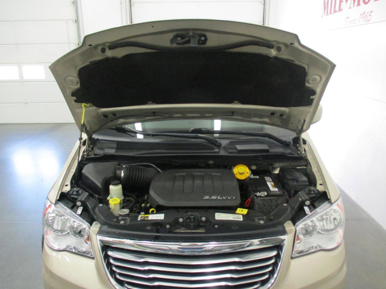 Used 2014 Chrysler Town & Country Touring image 28