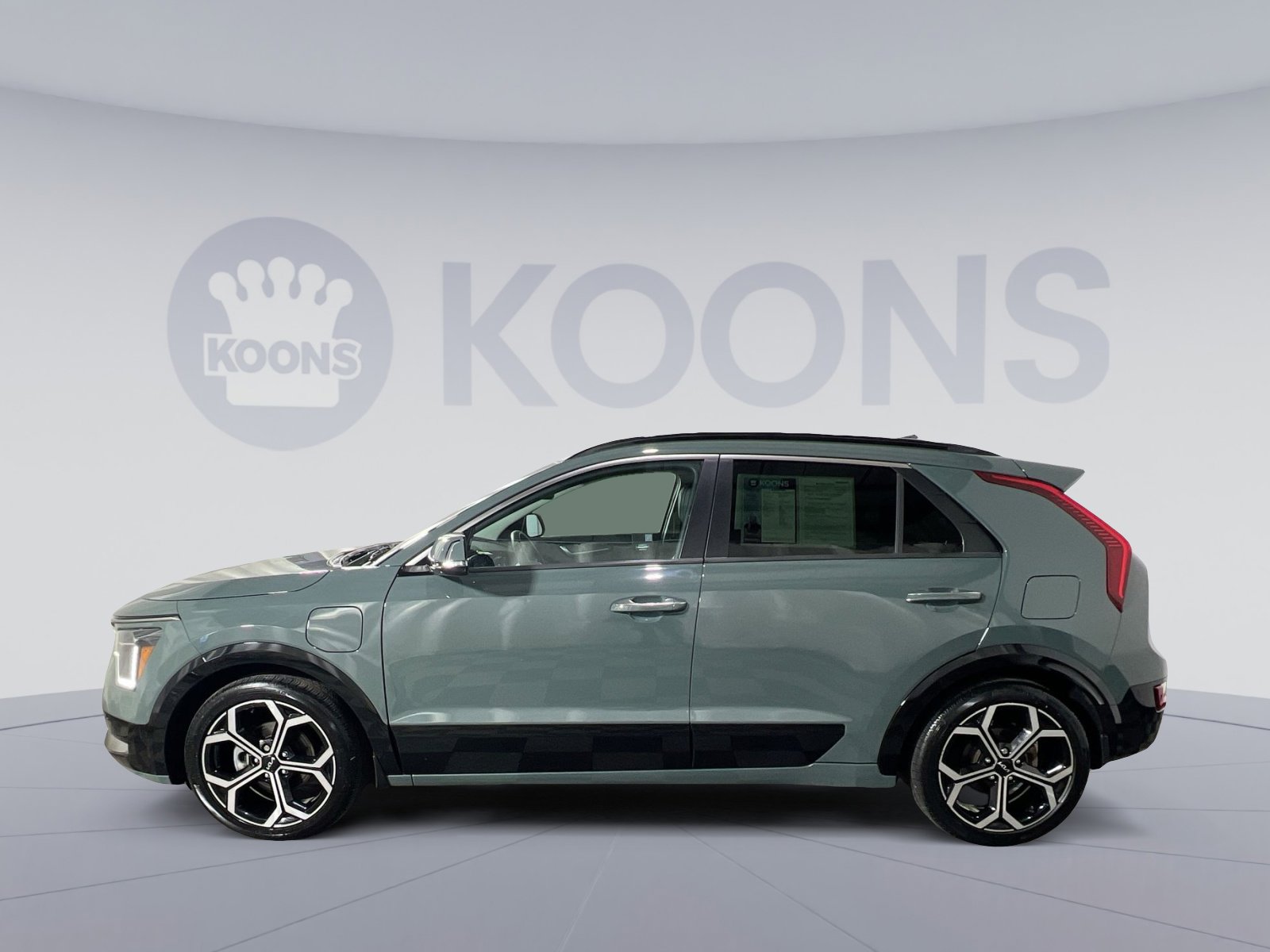 Used 2023 Kia Niro SX Touring image 2