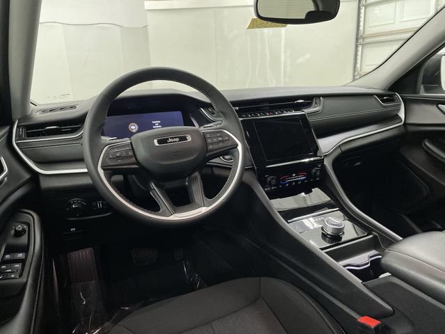 Used 2024 Jeep Grand Cherokee Laredo image 18