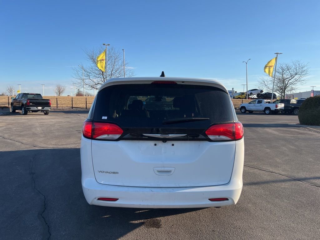 Used 2023 Chrysler Voyager LX image 4