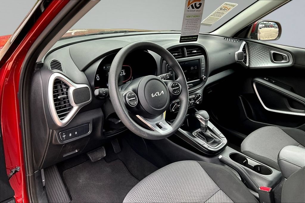 Used 2025 Kia Soul LX w/ LX Technology Package FWD image 17