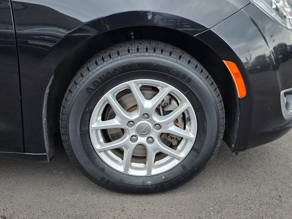 Used 2020 Chrysler Pacifica Touring-L image 8