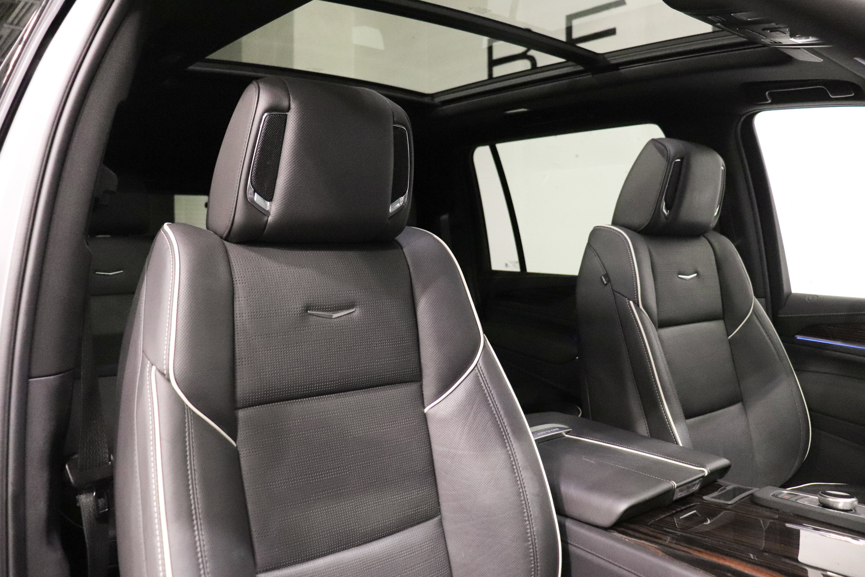 Used 2023 Cadillac Escalade ESV Premium Luxury AWD/4WD image 16