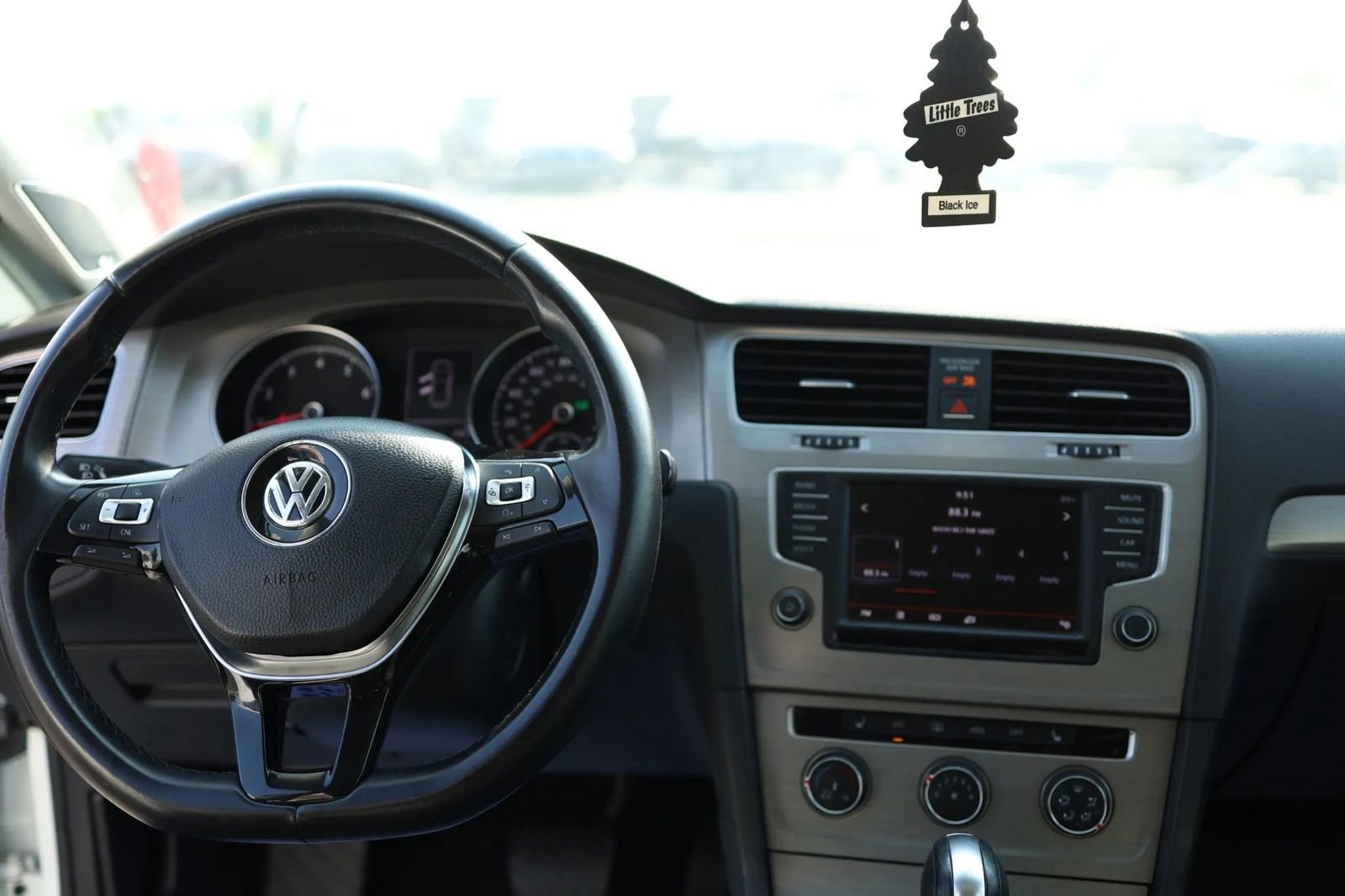 Used 2016 Volkswagen Golf SE image 29