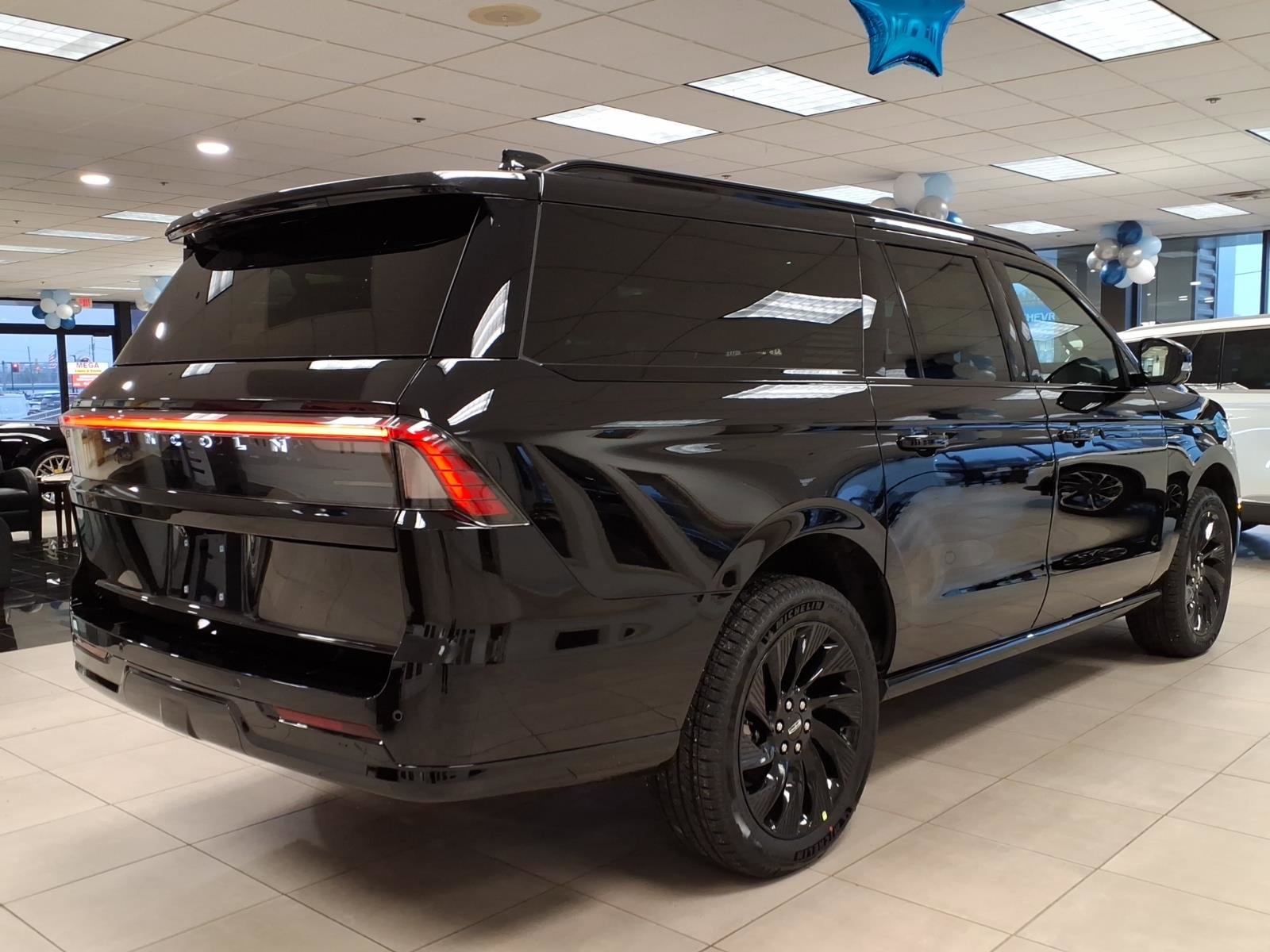 New 2026 Lincoln Navigator L Reserve w/ Jet Appearance Package AWD/4WD image 11