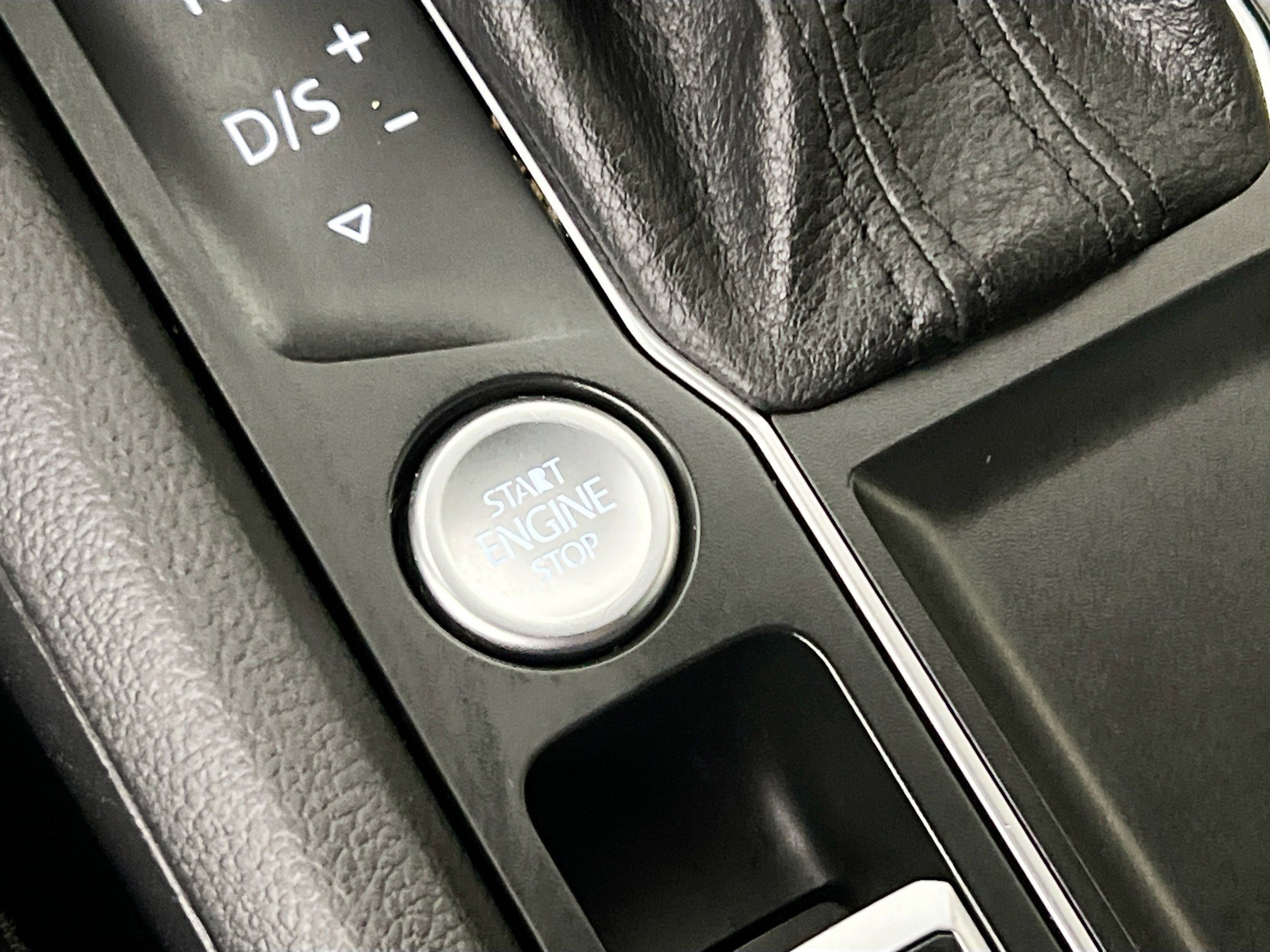 Used 2020 Volkswagen Atlas Cross Sport SEL image 24