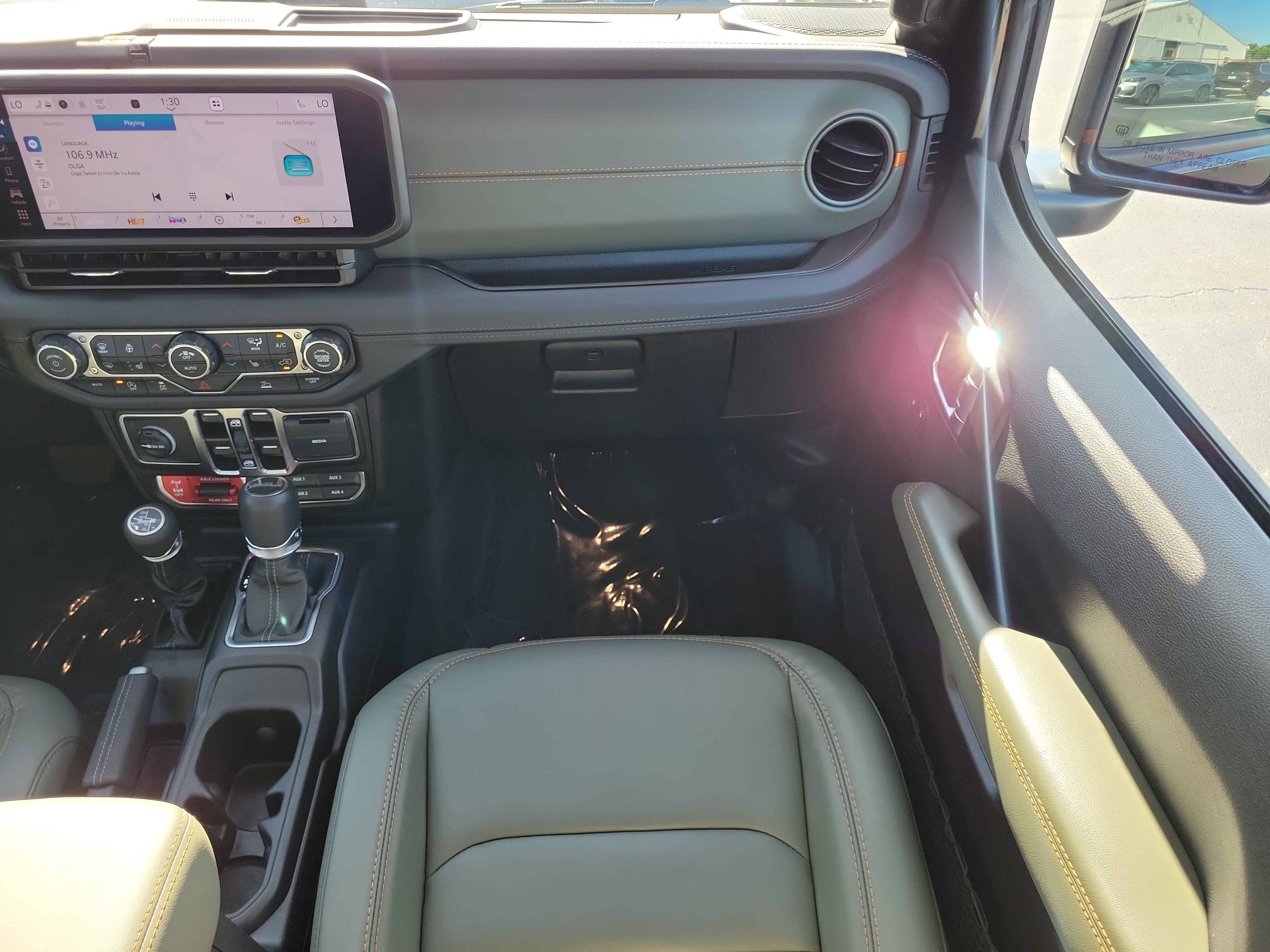 Used 2025 Jeep Gladiator Mojave w/ Convenience Group AWD/4WD image 16