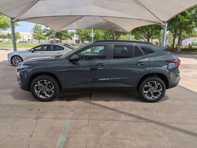 Used 2025 Chevrolet Trax LT FWD image 8