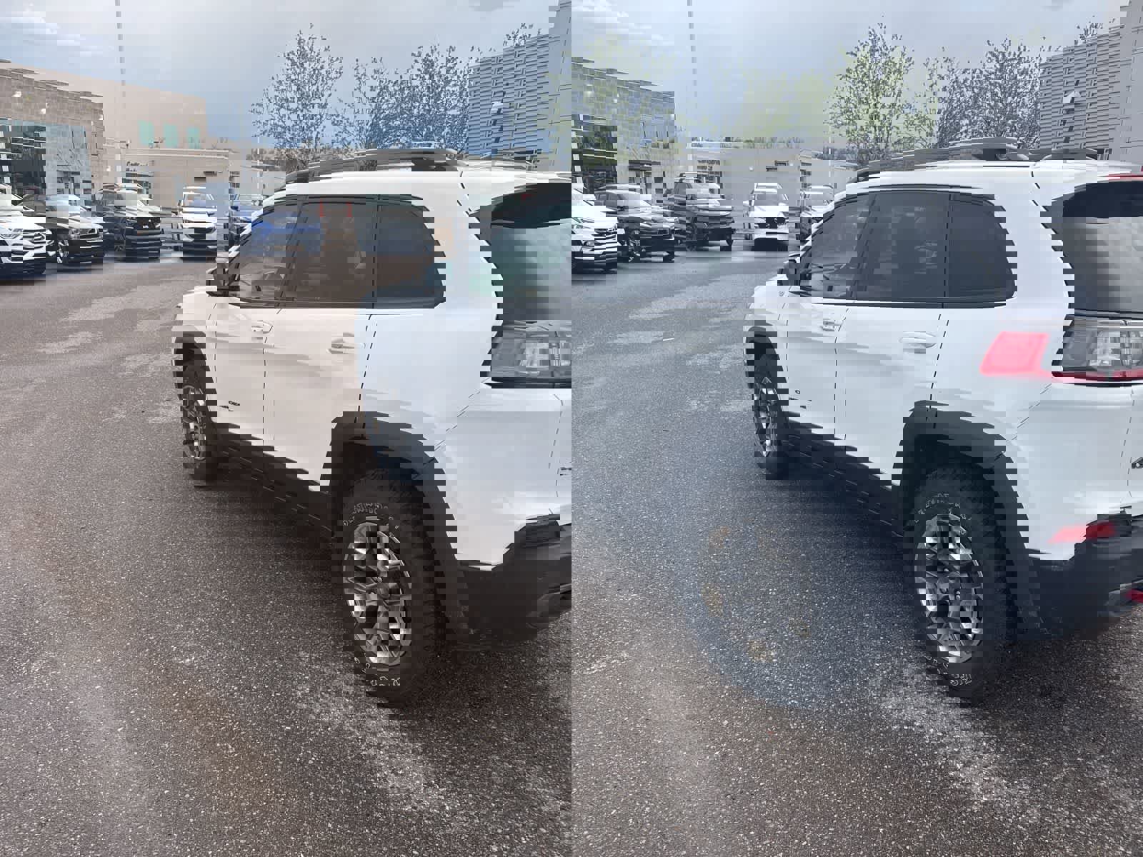 Used 2019 Jeep Cherokee Trailhawk w/ Cold Weather Group image 6