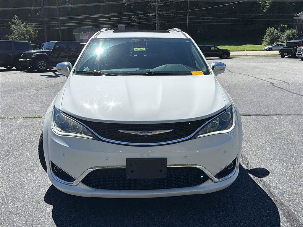 Used 2019 Chrysler Pacifica Limited w/ Tire & Wheel Group FWD image 2
