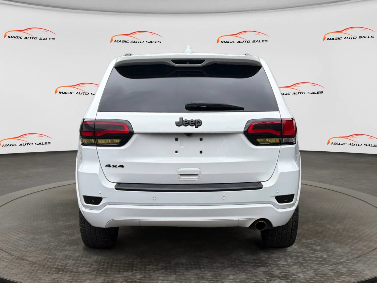 Used 2019 Jeep Grand Cherokee Altitude AWD/4WD image 9