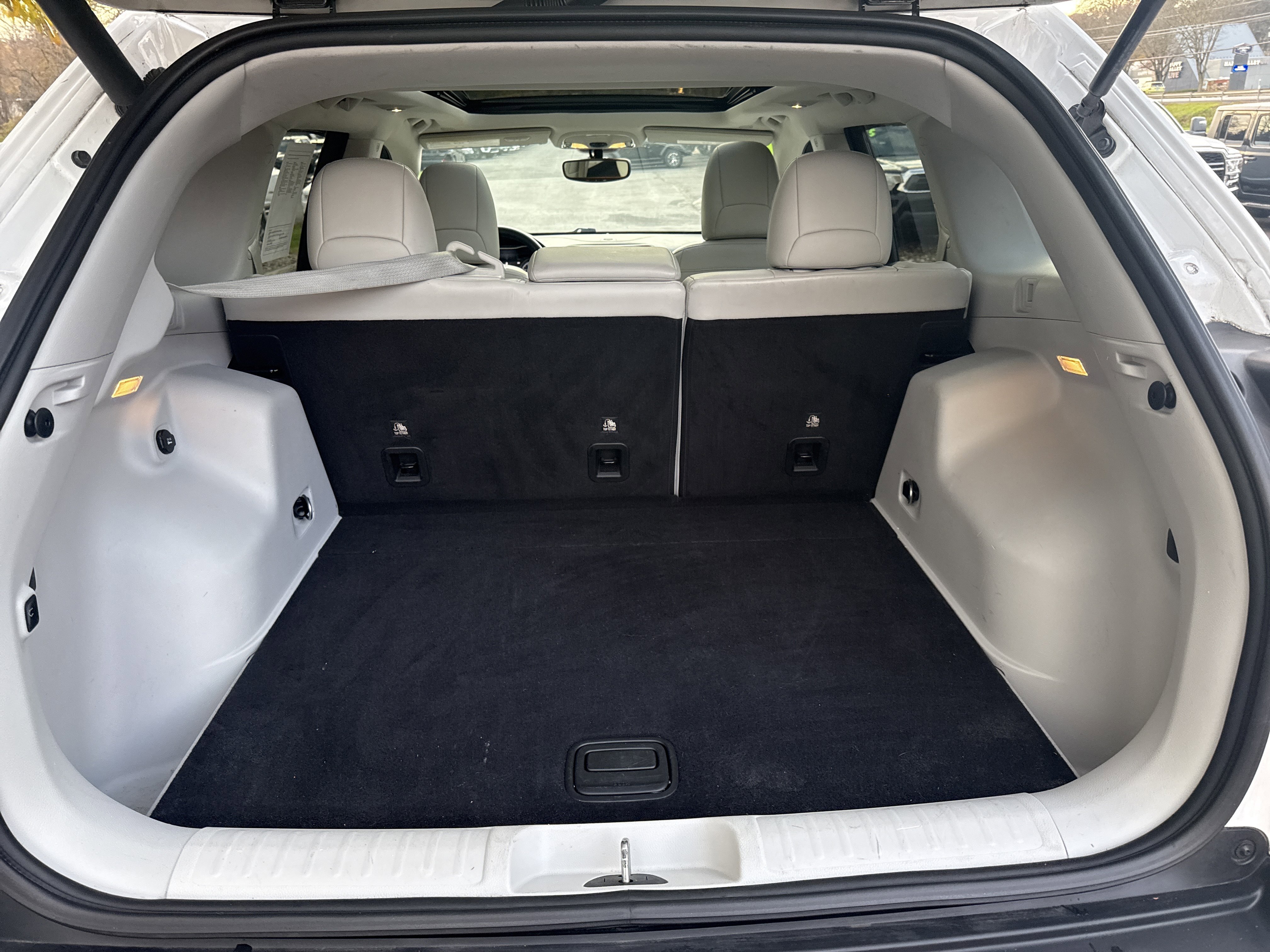 Used 2019 Jeep Cherokee Limited image 5