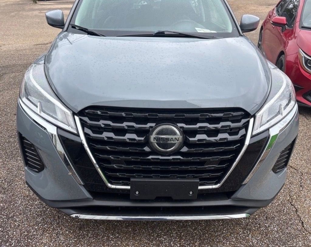 Used 2021 Nissan Kicks SV image 1