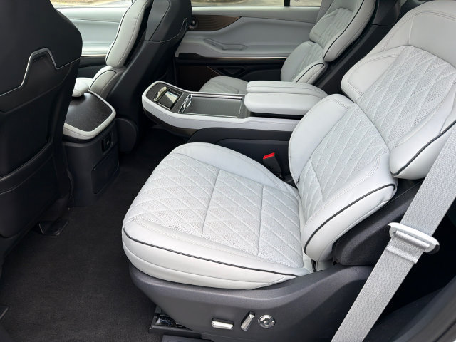 New 2027 Lincoln Navigator Black Label w/ Black Label Special Edition AWD/4WD image 21