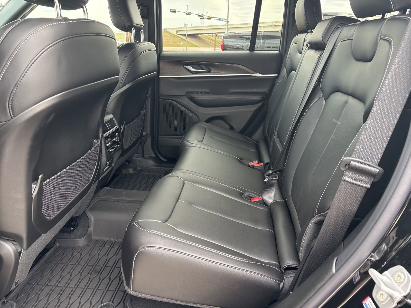 New 2025 Jeep Grand Cherokee Limited w/ Trailer Tow Package AWD/4WD image 13